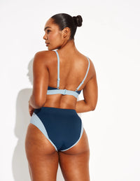 Amber has 44” hips and wears a Knix size L | Horizon/Blue Ice