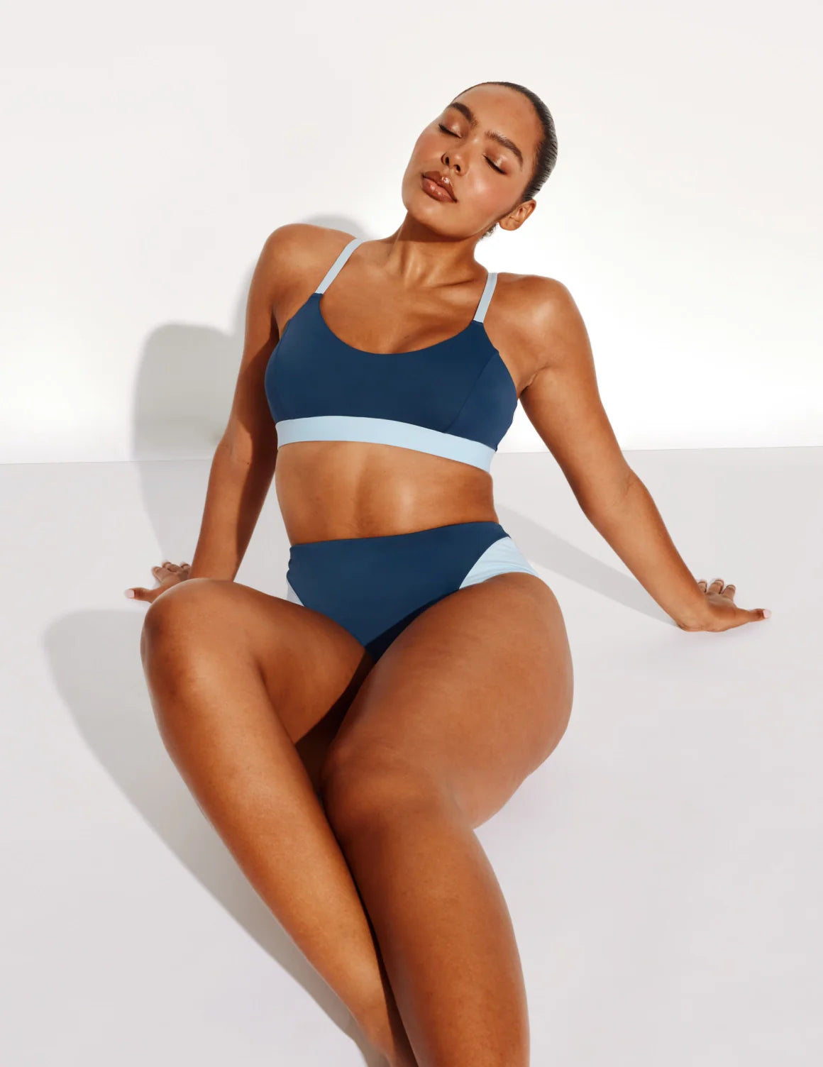 Amber has 44” hips and wears a Knix size L | Horizon/Blue Ice