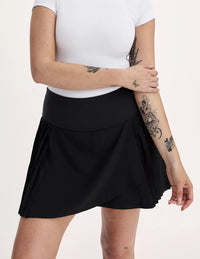 Sarah (Birds Papaya) is 5’8” wearing KNIX L | Black