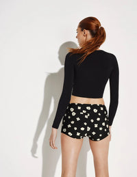 Molly has 35.5” hips and wears a Knix size S | Daisy