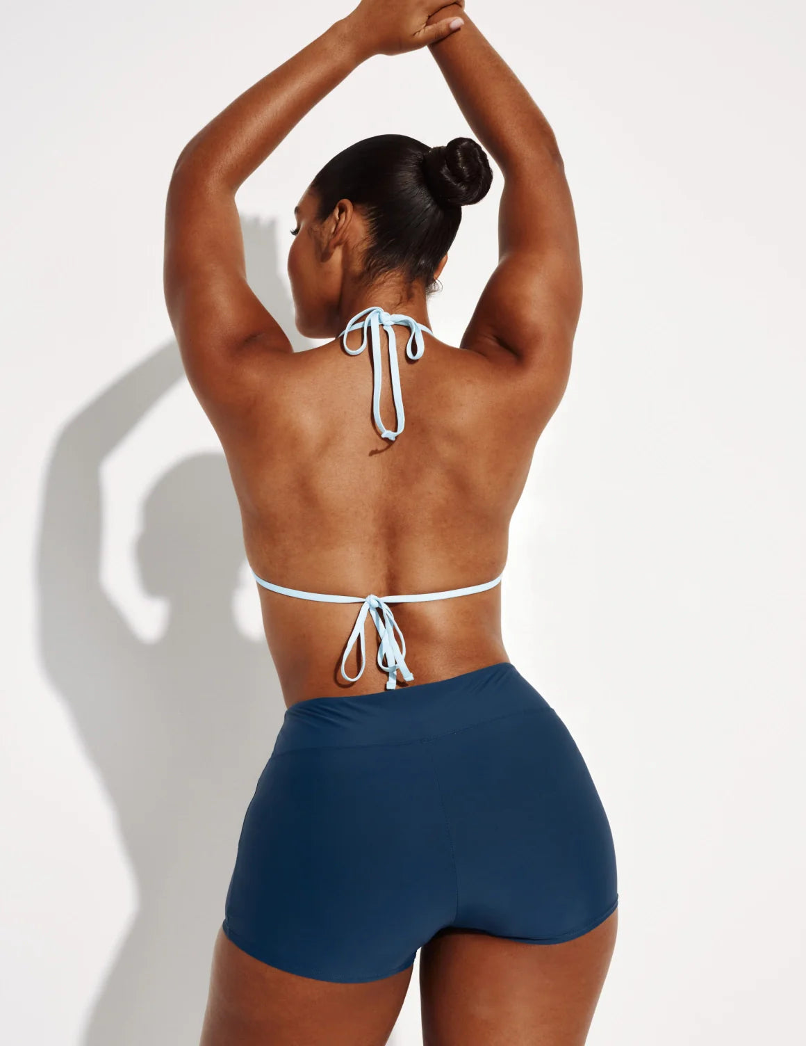 Amber has 44” hips and wears a Knix size L | Horizon