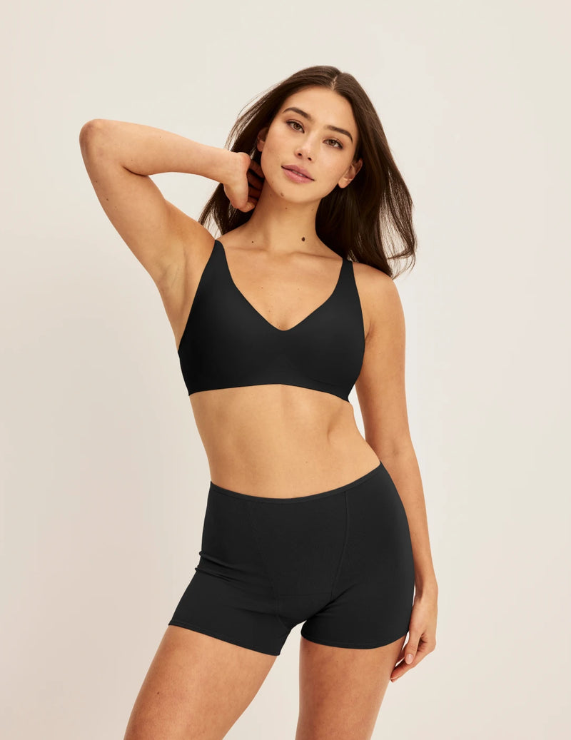 Alexandra has 36“ hips and wears KNIX S | Black