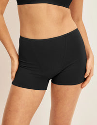 Alexandra has 36“ hips and wears KNIX S | Black