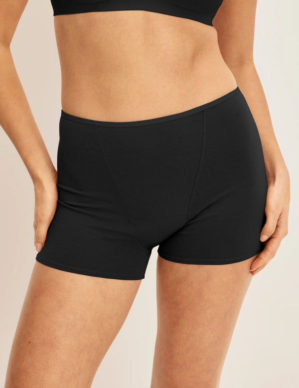 Alexandra has 36“ hips and wears KNIX S | Black