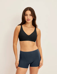 Alexandra has 36“ hips and wears KNIX S | Twilight Navy