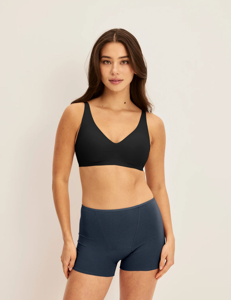 Alexandra has 36“ hips and wears KNIX S | Twilight Navy