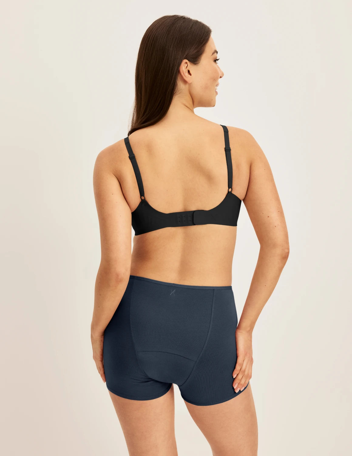 Alexandra has 36“ hips and wears KNIX S | Twilight Navy