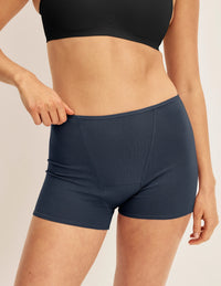 Alexandra has 36“ hips and wears KNIX S | Twilight Navy