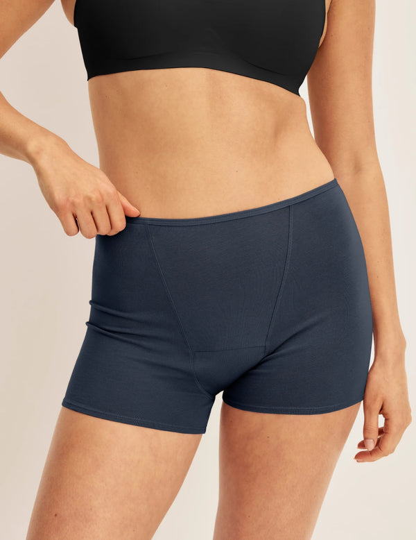 Alexandra has 36“ hips and wears KNIX S | Twilight Navy