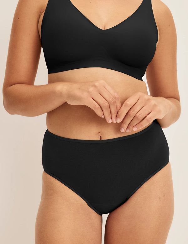 Adecia has 40.5“ hips and wears KNIX M | Front view of model wearing the Super Leakproof® Cotton High Rise, highlighting the coverage and fit | Black