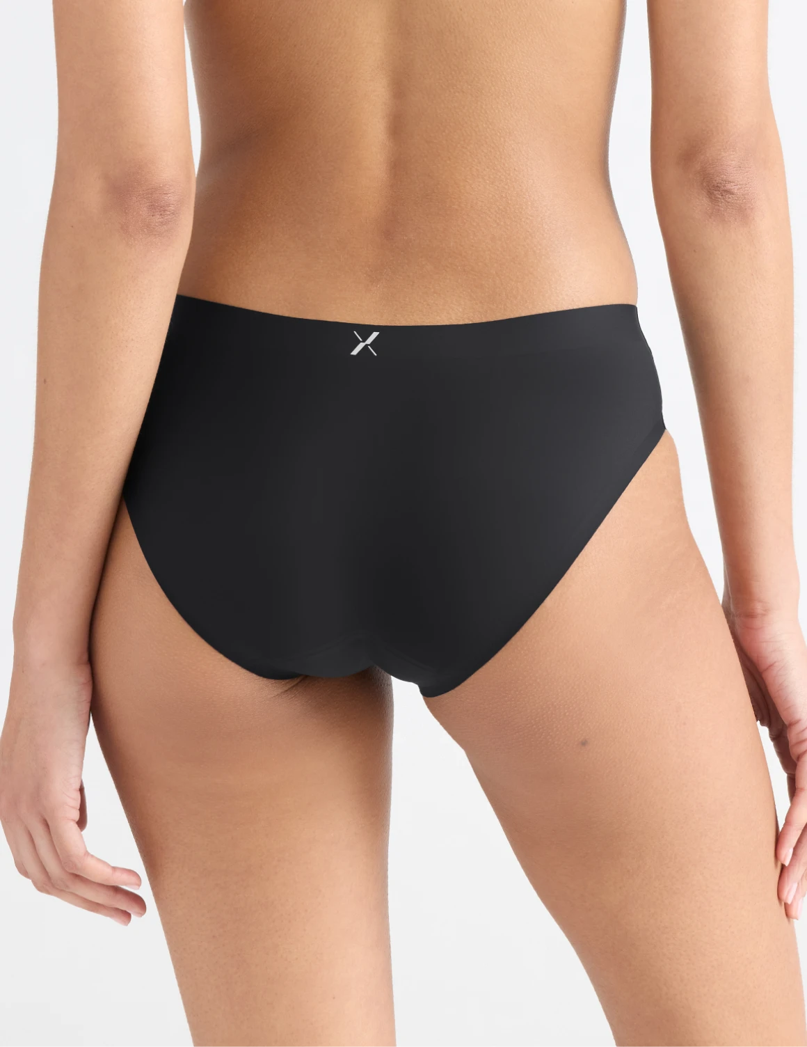 Tsanna has 34.5” hips and wearing KNIX S | Black