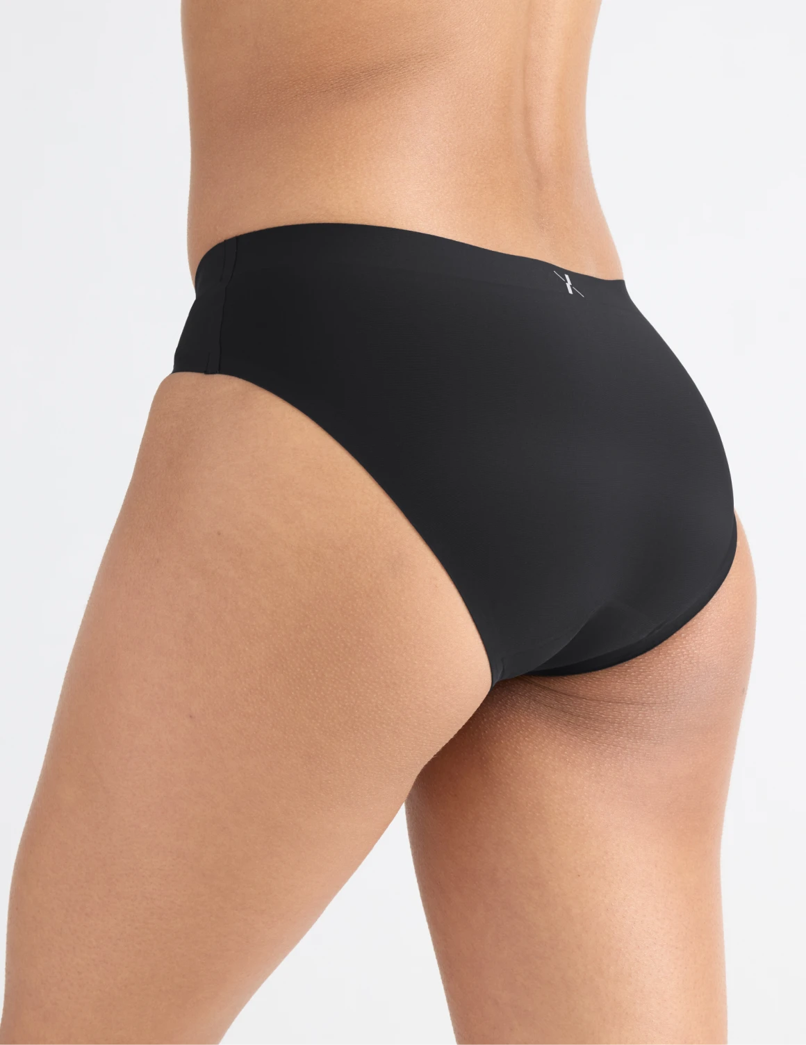 Tsanna has 34.5” hips and wearing KNIX S | Black