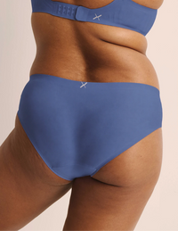 Adiya has 40” hips and wearing KNIX L | Indigo