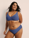 Adiya has 40” hips and wearing KNIX L | Indigo