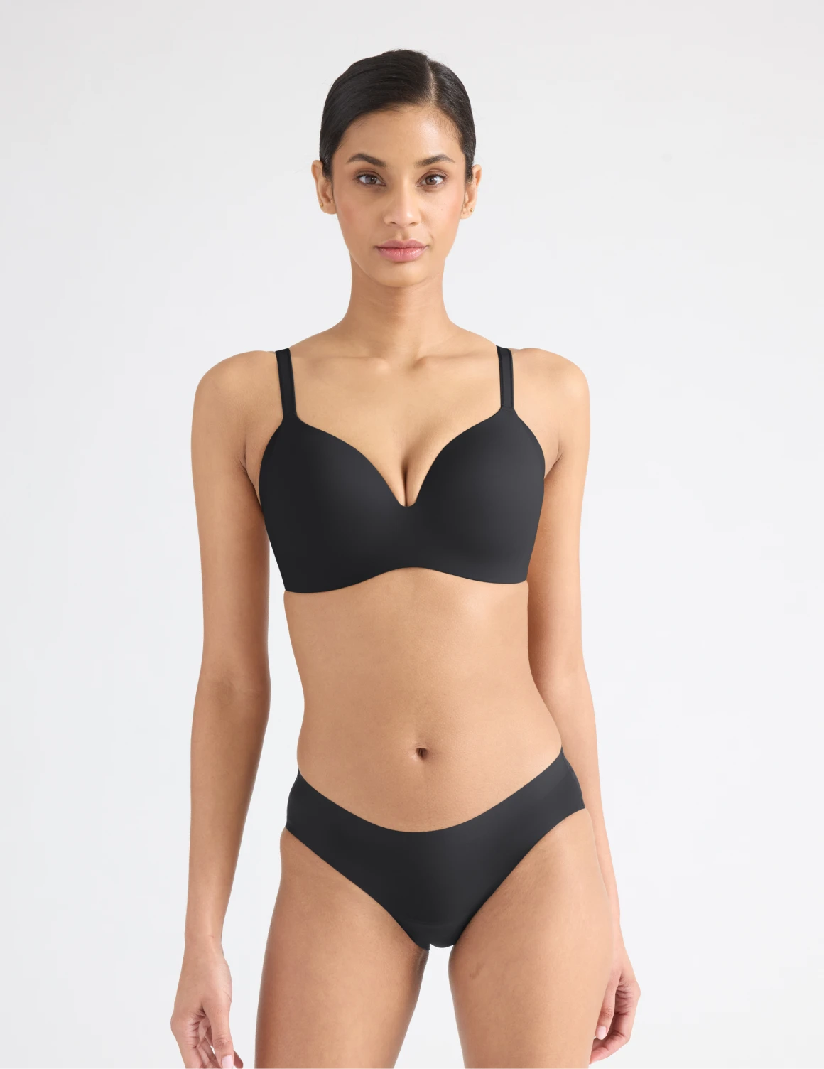 Tsanna has 34.5” hips and wearing KNIX S | Black