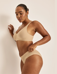 Amber has 44“ hips wearing KNIX L | Warm Sand