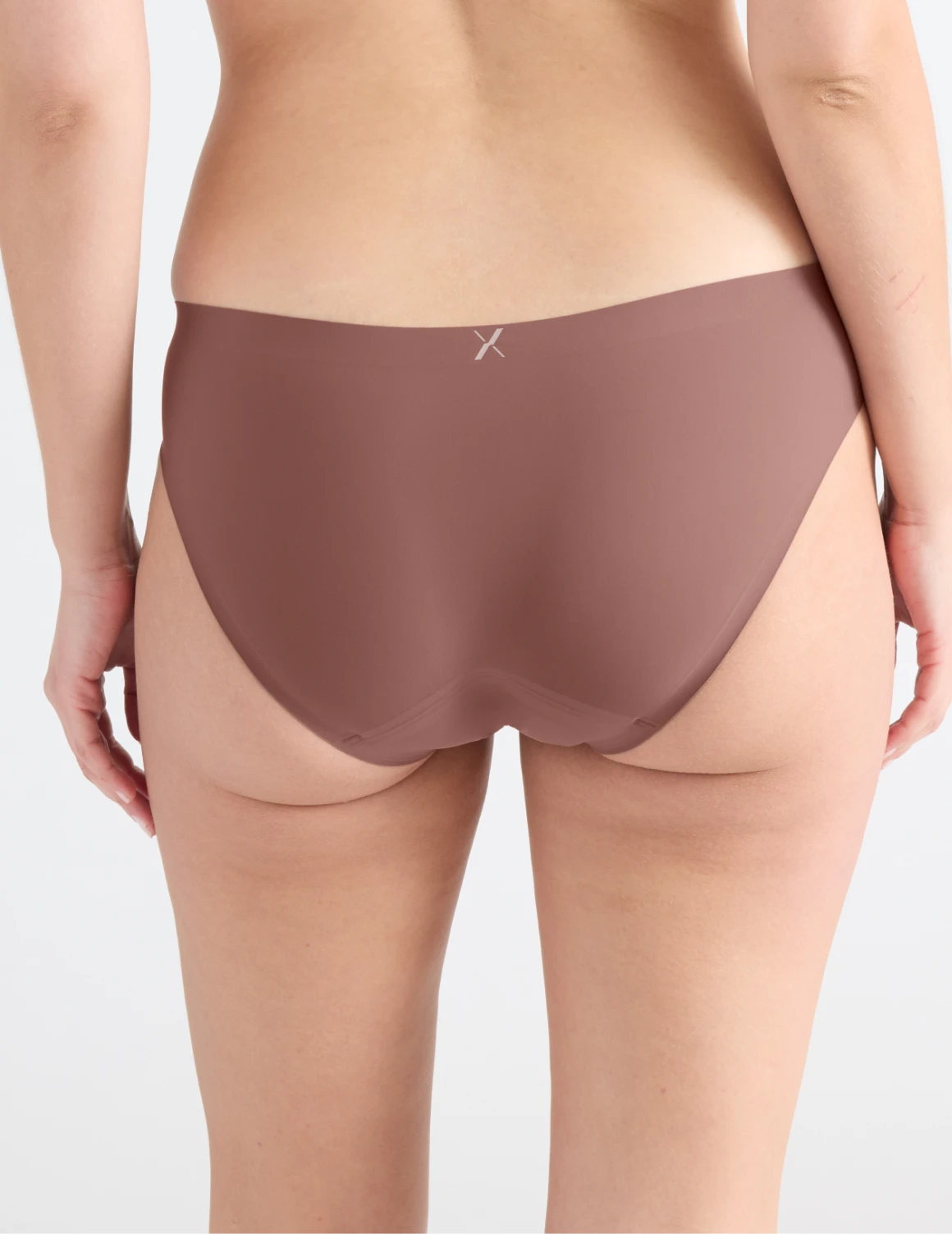 Isabelle has 40” hips and wearing KNIX M | Sola