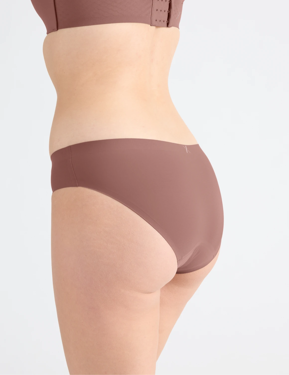 Isabelle has 40” hips and wearing KNIX M | Sola