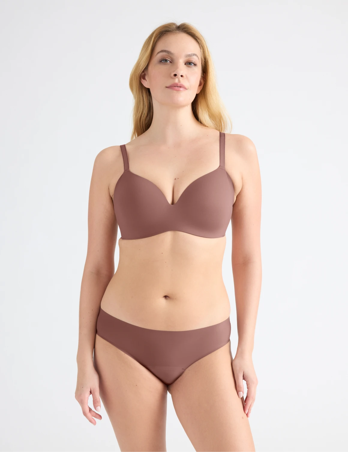 Isabelle has 40” hips and wearing KNIX M | Sola