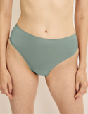 Molly has 36“ hips wearing KNIX S | Eucalyptus