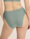 Molly has 36“ hips wearing KNIX S | Eucalyptus