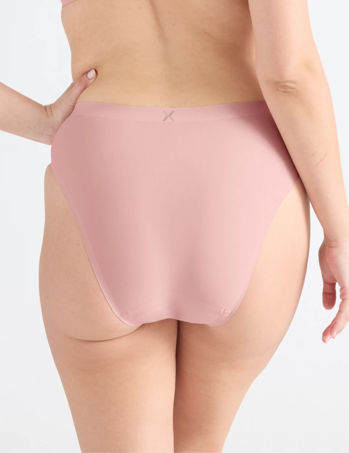 Isabelle has 40” hips and wearing KNIX M | Rose Water
