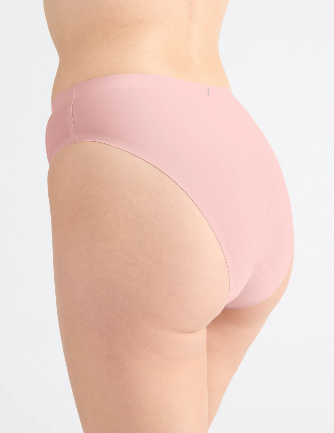 Isabelle has 40” hips and wearing KNIX M | Rose Water