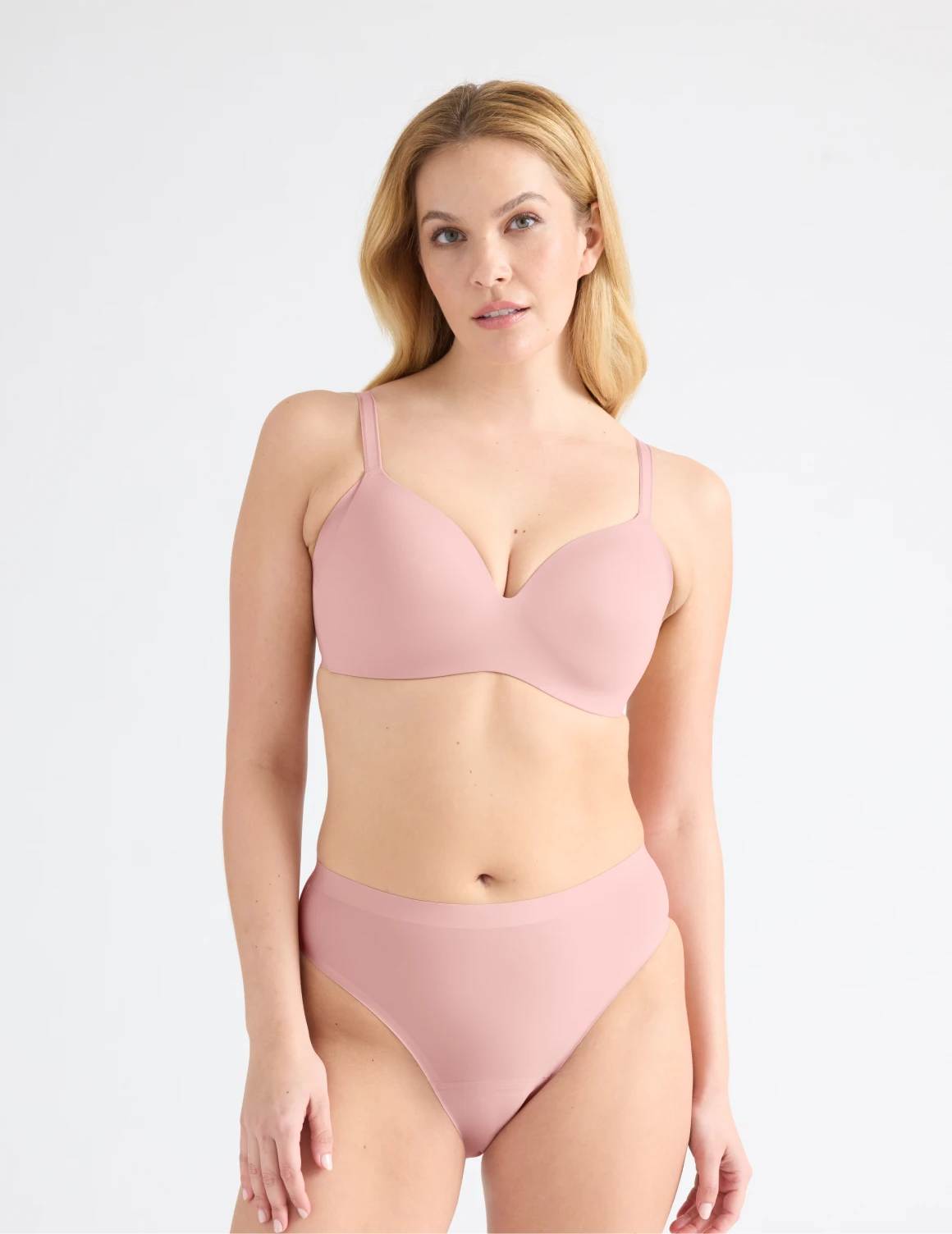 Isabelle has 40” hips and wearing KNIX M | Rose Water