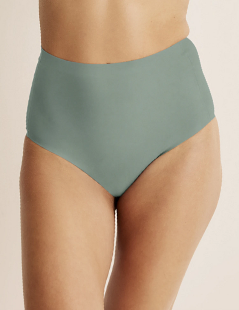 Ashley has 39“ hips wearing KNIX S | Eucalyptus