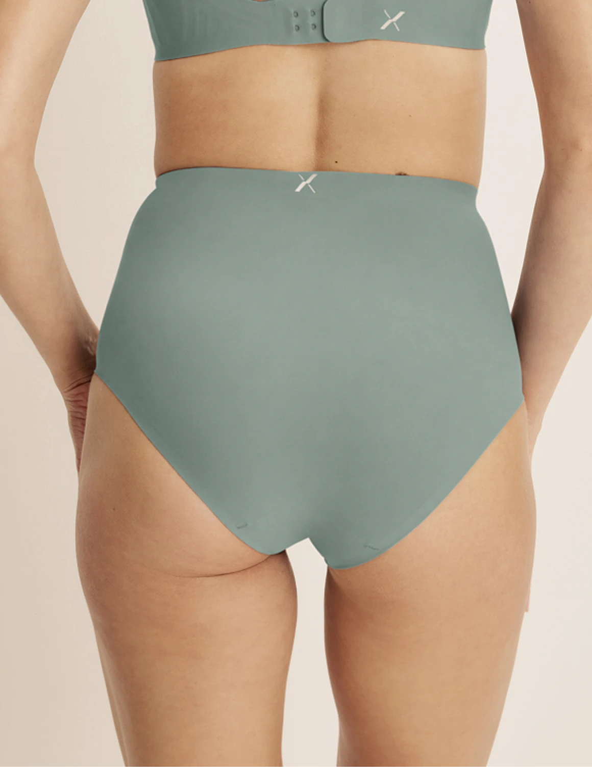 Ashley has 39“ hips wearing KNIX S | Eucalyptus