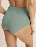 Ashley has 39“ hips wearing KNIX S | Eucalyptus