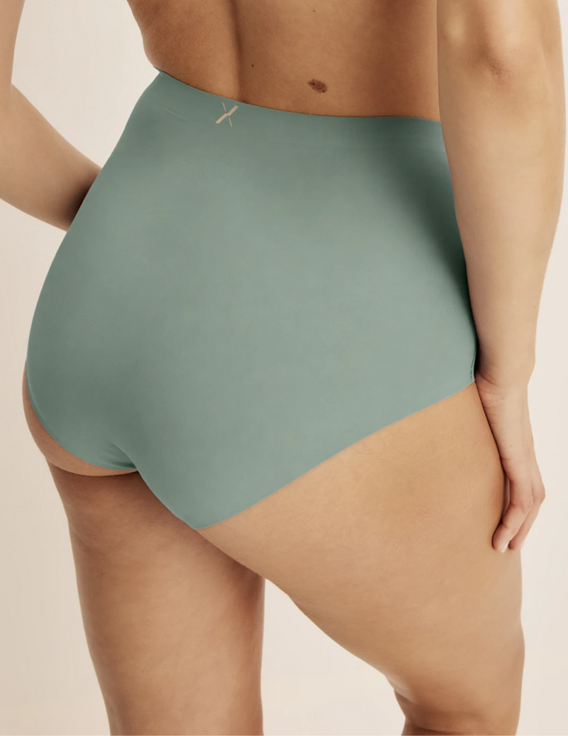 Ashley has 39“ hips wearing KNIX S | Eucalyptus