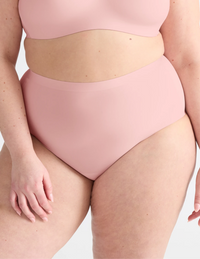 Gabrielle has 48“ hips wearing KNIX XXL | Rose Water