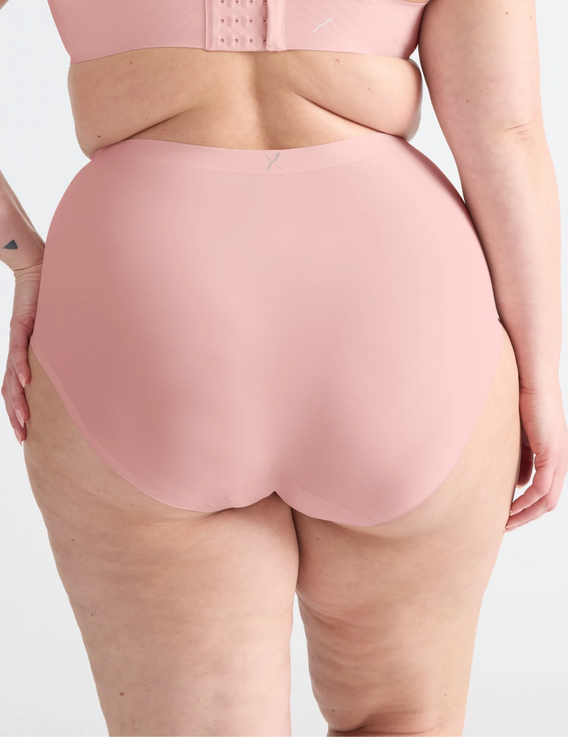 Gabrielle has 48“ hips wearing KNIX XXL | Rose Water