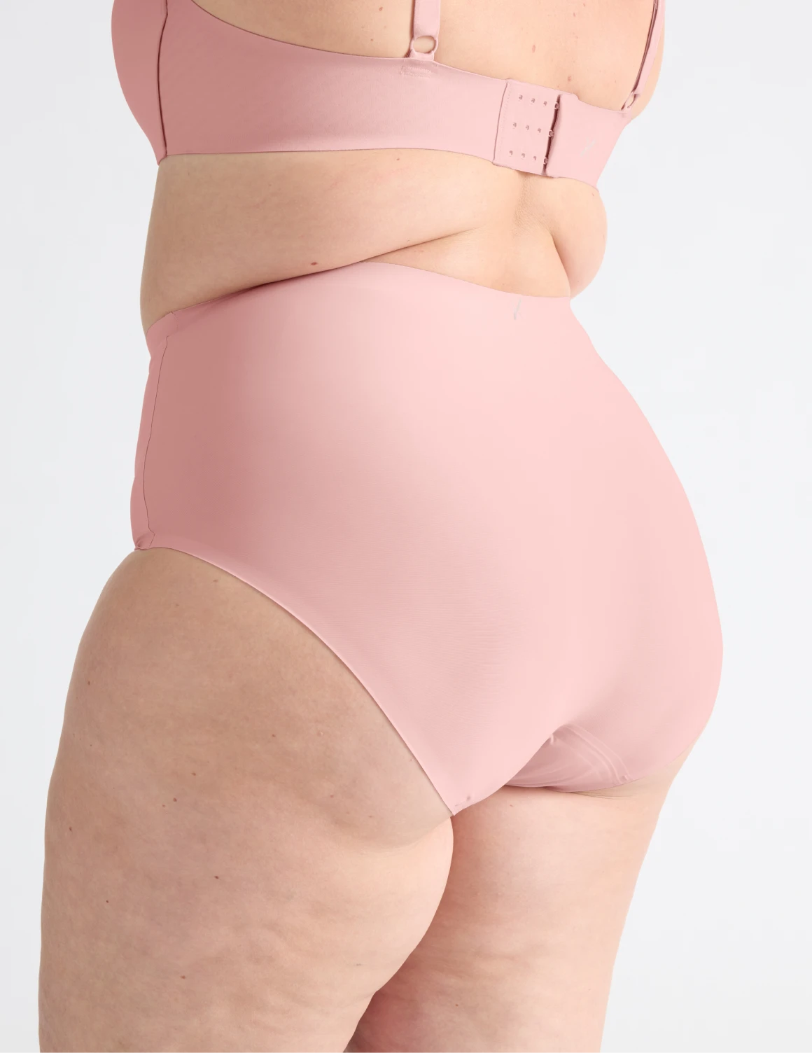 Gabrielle has 48“ hips wearing KNIX XXL | Rose Water