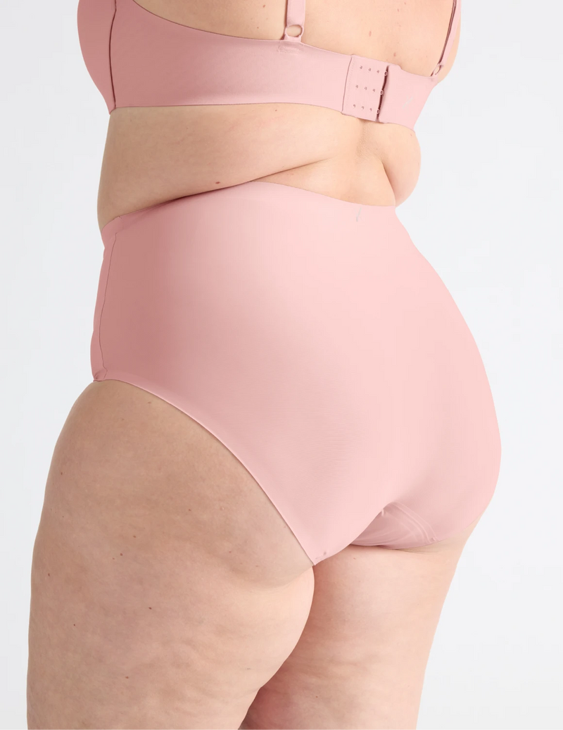 Gabrielle has 48“ hips wearing KNIX XXL | Rose Water