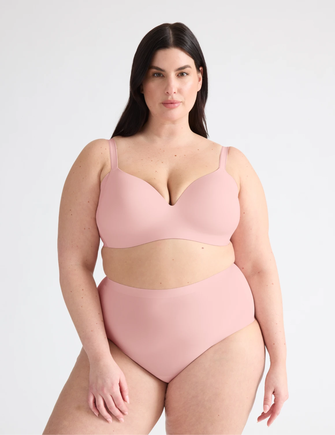 Gabrielle has 48“ hips wearing KNIX XXL | Rose Water