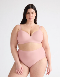 Gabrielle has 48“ hips wearing KNIX XXL | Rose Water