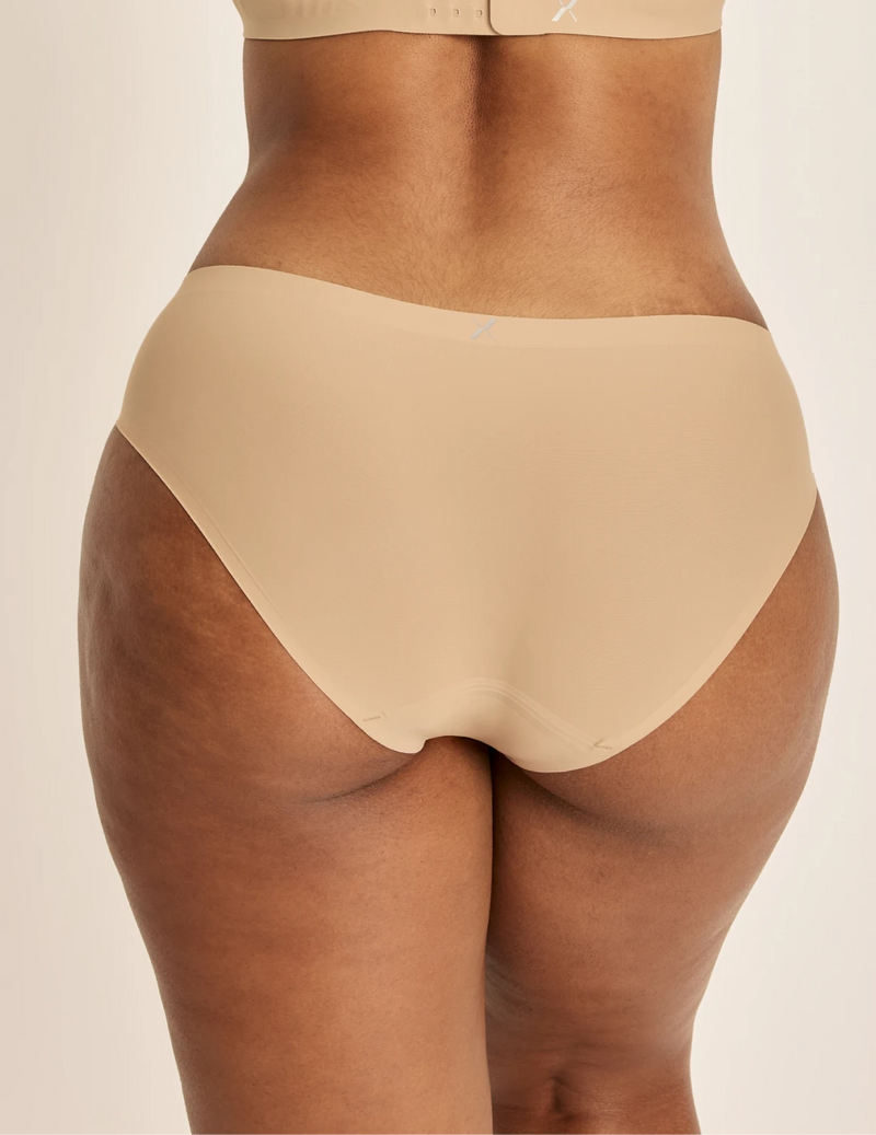 Amber has 44“ hips and wearing KNIX L | Warm Sand