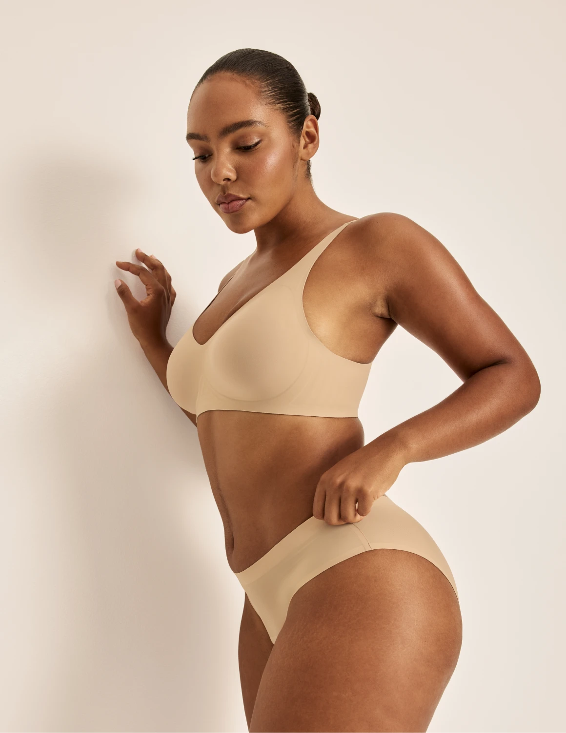 Amber has 44“ hips and wearing KNIX L | Warm Sand