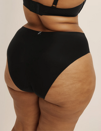 Leslie has 49” hips and wears KNIX XXL  | Black