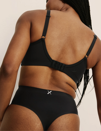 Gin has 38” hips, and wearing KNIX S | Black