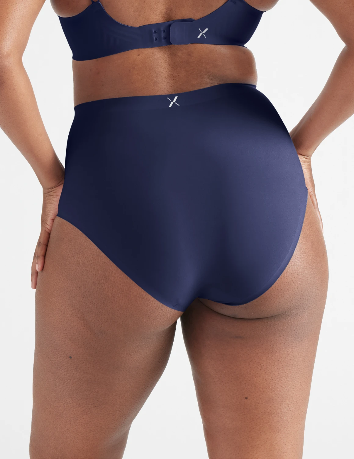 Becca has 47“ hips and wearing KNIX XL | Midnight
