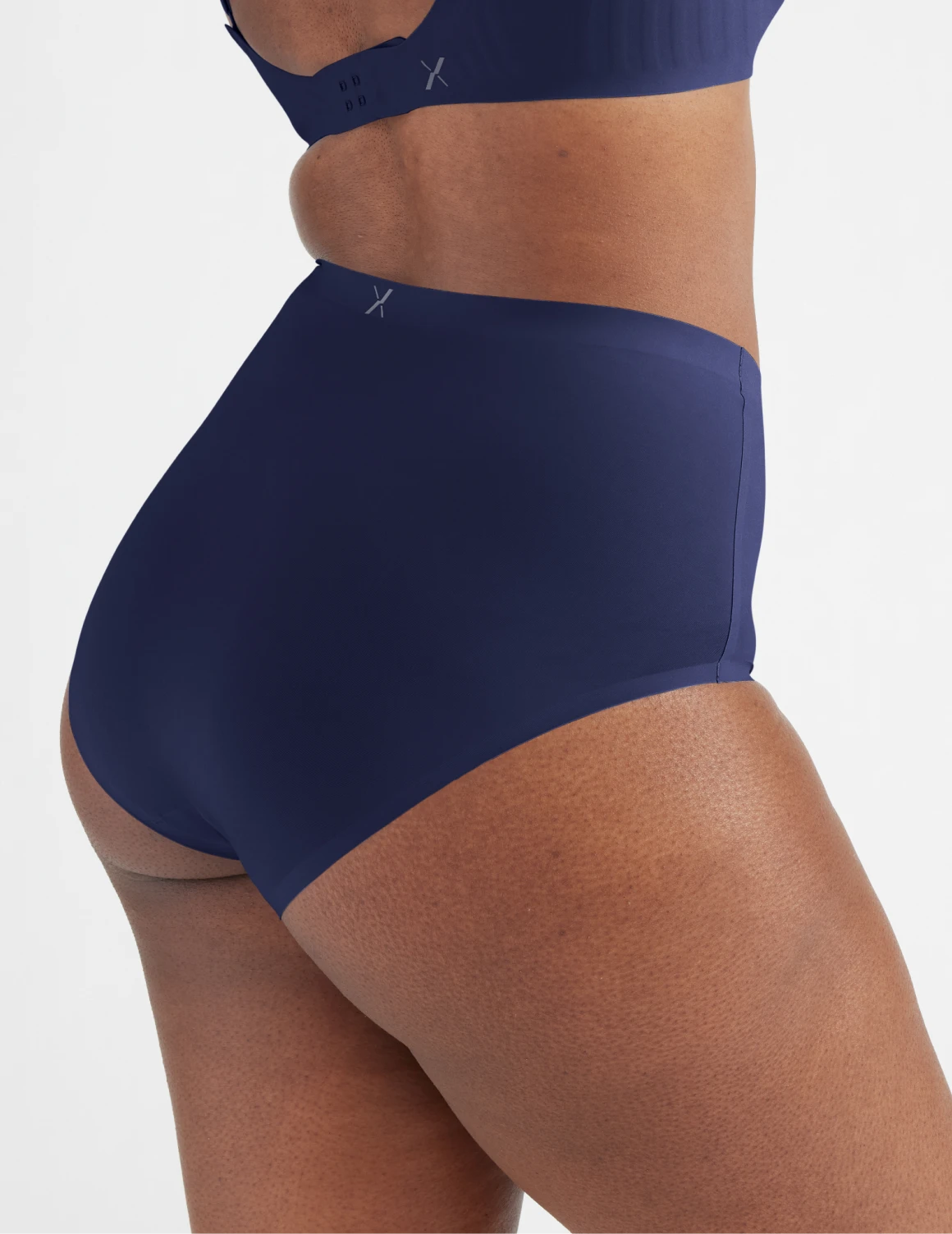 Becca has 47“ hips and wearing KNIX XL | Midnight