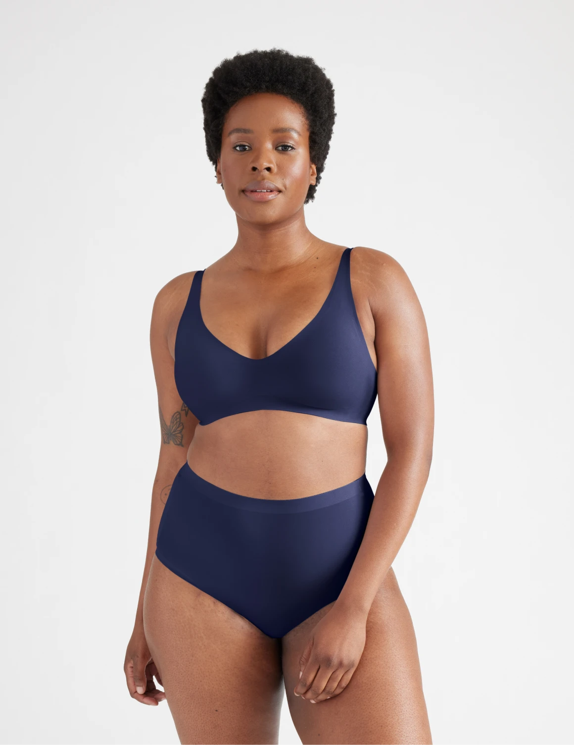 Becca has 47“ hips and wearing KNIX XL | Midnight
