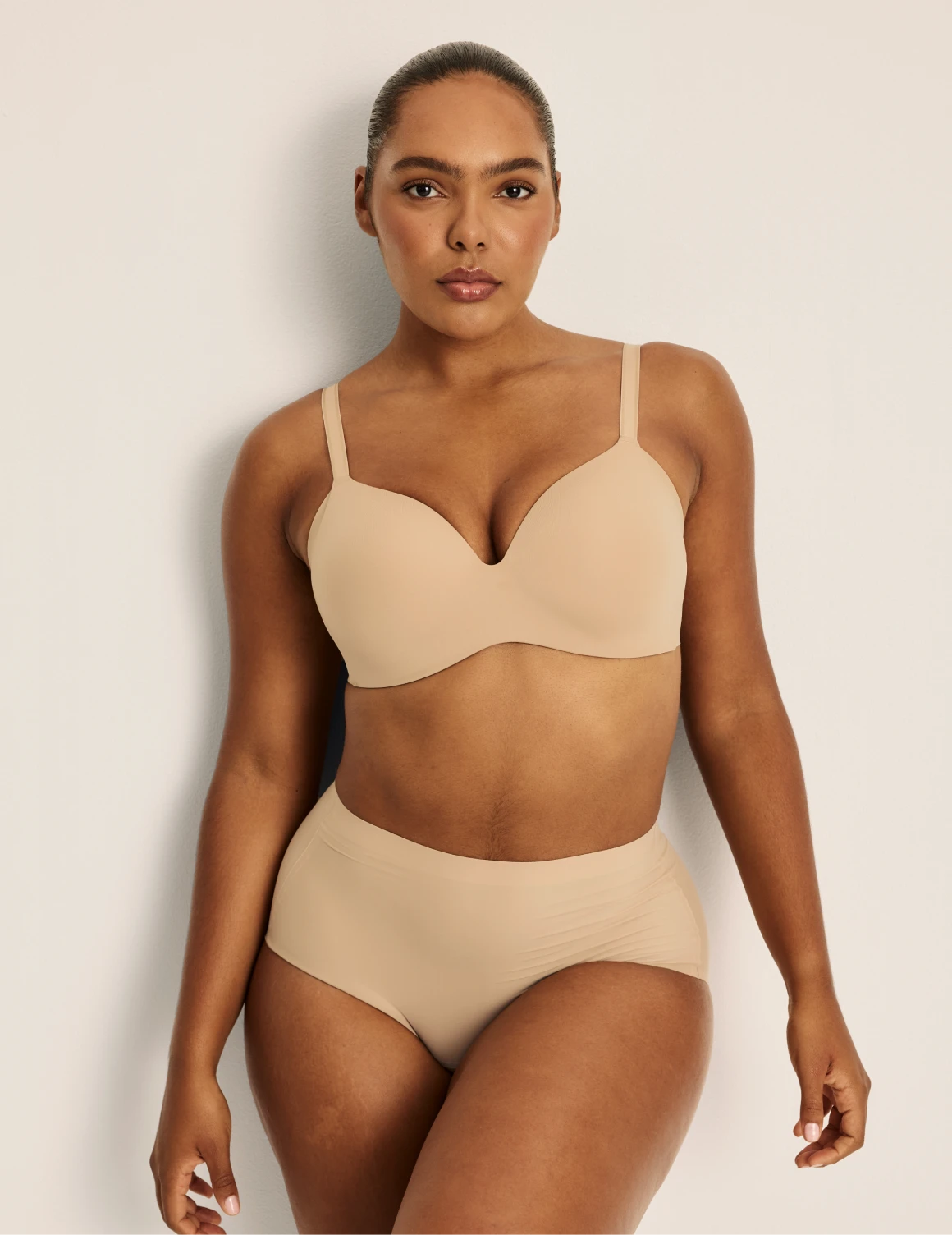 Amber has 46” hips, and wearing KNIX L | Warm Sand