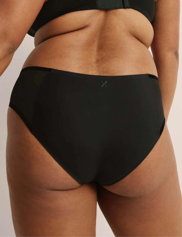Adiya has 40” hips and wearing KNIX L | Black