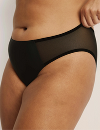 Adiya has 40” hips and wearing KNIX L | Black