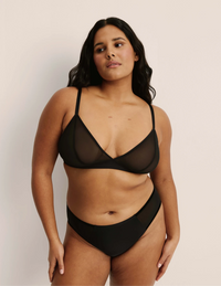 Adiya has 40” hips and wearing KNIX L | Black