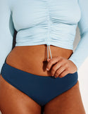 Maya is a 34DDD and is wearing a Knix size M | Blue Ice